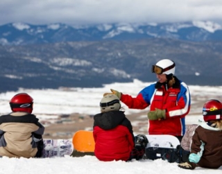  10 岁起的滑雪板课程